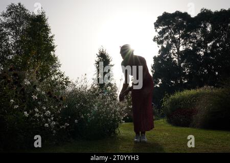 Dateifoto vom 09/23 eines Besuchers in den Royal Botanic Gardens in Kew, West London, Spaziergänge durch den Grass Garden. Die Menschheit „schaut in den Fass“, dass sie potenziell bis zur Hälfte ihrer zukünftigen Medikamente verliert, weil so viele Pflanzenarten vom Aussterben bedroht sind, warnten Wissenschaftler. Ausgabedatum: Dienstag, 10. Oktober 2023. Stockfoto