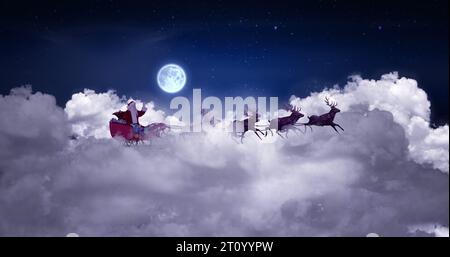 Bild des weihnachtsmanns im Schlitten mit Rentieren über Wolken und Vollmond Stockfoto