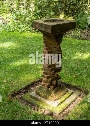 Hausgemachtes Vogelbad mit einer Säule aus viktorianischen Tonfliesen, Barnsdale Gardens, Oakham, Rutland, England, UK. Stockfoto