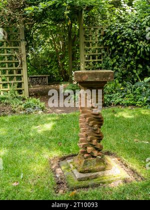 Hausgemachtes Vogelbad mit einer Säule aus viktorianischen Tonfliesen, Barnsdale Gardens, Oakham, Rutland, England, UK. Stockfoto