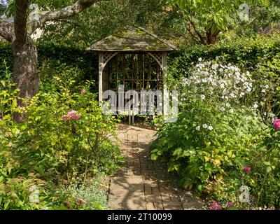 Hübscher Hüttengarten mit Laubensitz im Spätsommer, Barnsdale Gardens, Oakham, Rutland, England, UK Stockfoto
