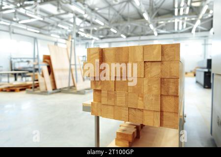 Gestapelte Holzstangen in der Werkstatt der Möbelherstellung Stockfoto