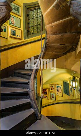 Straßburg, Frankreich - Mai 31 2023: Wendeltreppe des Restaurants Maison Kammerzell House in einem kunstvollen elsässischen Fachwerkhaus aus dem 15. Jahrhundert Stockfoto