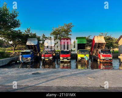 Klaten, Indonesien, 15. August 2023. Männer putzen einen Truck in einem Fluss in Indonesien Stockfoto