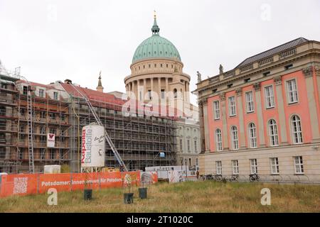 Die Baustelle für das neue Wohn- und Geschäftsviertel am Alten Markt in Potsdam, 9. Oktober 2023. Hinten die Nikolaikirche, rechts der Landtag. Baustelle Alter Markt Potsdam *** die Baustelle für das neue Wohn- und Geschäftsviertel am Alten Markt in Potsdam, 9. Oktober 2023 St. Nikolaikirche hinten, landtag rechts Baustelle Alter Markt Potsdam Credit: Imago/Alamy Live News Stockfoto