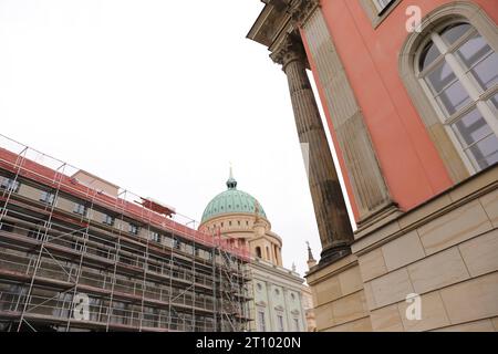 Die Baustelle für das neue Wohn- und Geschäftsviertel am Alten Markt in Potsdam, 9. Oktober 2023. Hinten die Nikolaikirche, rechts der Landtag. Baustelle Alter Markt Potsdam *** die Baustelle für das neue Wohn- und Geschäftsviertel am Alten Markt in Potsdam, 9. Oktober 2023 St. Nikolaikirche hinten, landtag rechts Baustelle Alter Markt Potsdam Credit: Imago/Alamy Live News Stockfoto