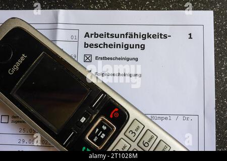 Krankmeldung mit Telefon *** kranker Hinweis mit Telefon Copyright: XLobeca/RHx Credit: Imago/Alamy Live News Stockfoto