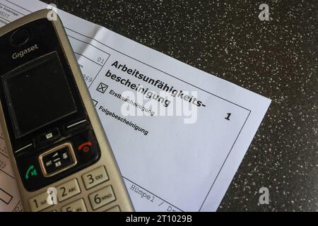 Krankmeldung mit Telefon *** kranker Hinweis mit Telefon Copyright: XLobeca/RHx Credit: Imago/Alamy Live News Stockfoto