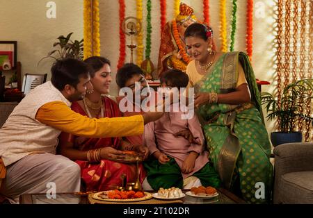 Maharashtrian Familie feiern Ganesh Chaturthi festival Stockfoto