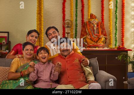 Maharashtrian Familie feiern Ganesh Chaturthi festival Stockfoto