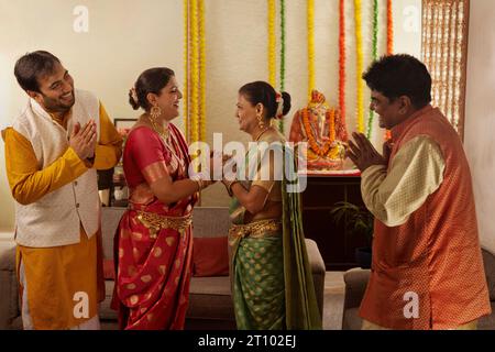 Glückliche indische Familiengrüße aus Anlass von Ganesh Chaturthi Stockfoto