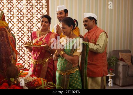 Maharashtrische Familie betet Lord Ganesha anlässlich von Ganesh Chaturthi Stockfoto