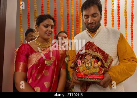 Maharashtrische Familie, die Lord Ganesha zum Eintauchen aus Anlass von Ganesh Chaturthi auslöste Stockfoto