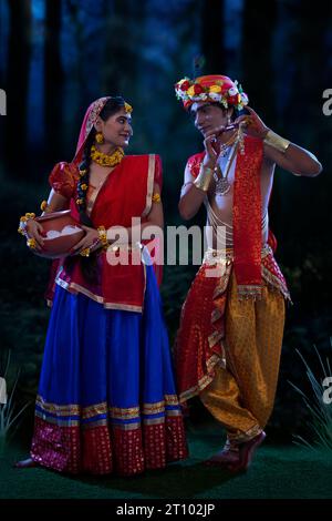 Junger Mann und Frau verkleidet als Radha und Krishna anlässlich von Janmashtami Stockfoto