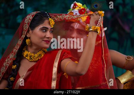 Junger Mann und Frau verkleidet als Radha und Krishna und romantisch anlässlich von Janmashtami Stockfoto
