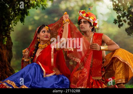 Junger Mann und Frau verkleidet als Radha und Krishna und romantisch anlässlich von Janmashtami Stockfoto