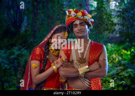 Junger Mann und Frau verkleidet als Radha und Krishna und romantisch anlässlich von Janmashtami Stockfoto