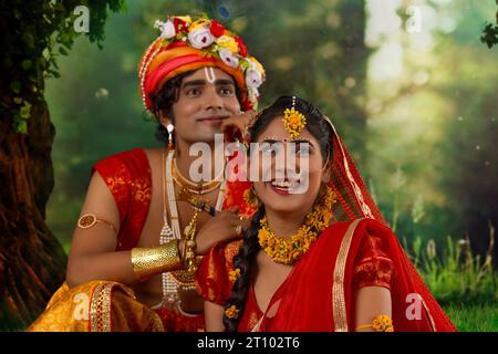 Junger Mann und Frau verkleidet als Radha und Krishna und romantisch anlässlich von Janmashtami Stockfoto
