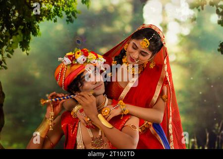 Junger Mann und Frau verkleidet als Radha und Krishna und romantisch anlässlich von Janmashtami Stockfoto