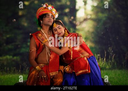 Junger Mann und Frau verkleidet als Radha und Krishna und romantisch anlässlich von Janmashtami Stockfoto