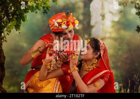 Junger Mann und Frau verkleidet als Radha und Krishna und romantisch anlässlich von Janmashtami Stockfoto