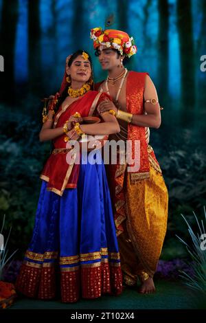 Junger Mann und Frau verkleidet als Radha und Krishna und romantisch anlässlich von Janmashtami Stockfoto