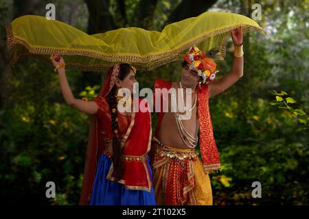 Junger Mann und Frau verkleidet als Radha und Krishna und romantisch anlässlich von Janmashtami Stockfoto