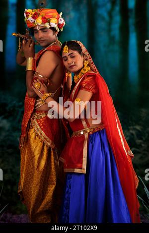 Junger Mann und Frau verkleidet als Radha und Krishna und romantisch anlässlich von Janmashtami Stockfoto