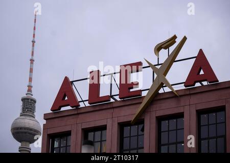 Berlin, Deutschland. Oktober 2023. Über dem Eingang zum Einkaufszentrum am Alexanderplatz befindet sich die Schrift „Alexa“. Quelle: Monika Skolimowska/dpa/Alamy Live News Stockfoto