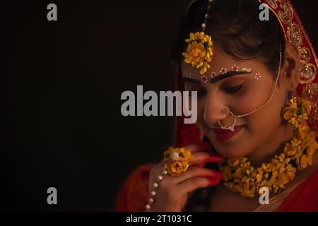 Porträt einer jungen Frau, die sich als Lord Radha anlässlich von Janmashtami verkleidet hat Stockfoto