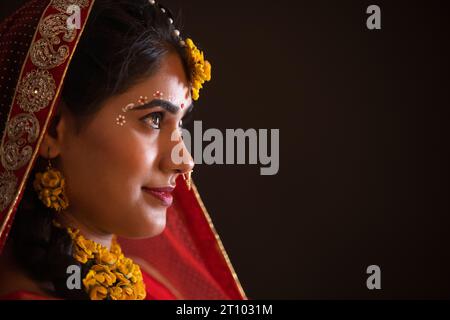 Porträt einer jungen Frau, die sich als Lord Radha anlässlich von Janmashtami verkleidet hat Stockfoto