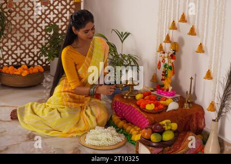 Frau, die Lord Krishna anbetet, anlässlich von Janmashtami Stockfoto