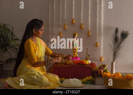 Frau, die Lord Krishna anbetet, anlässlich von Janmashtami Stockfoto