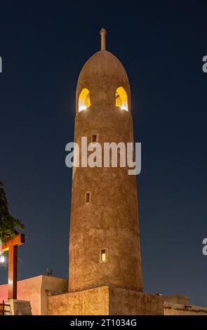 Minarett der Souk Waqif East Moschee bei Nacht, Doha, Katar Stockfoto