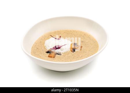 Creme von Pilzsuppe in weißer Porzellanschale auf weißem Hintergrund Stockfoto