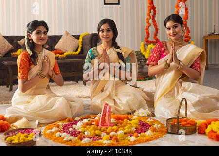 Südindische Frauen in weißem Saree-Gruß anlässlich von Onam Stockfoto