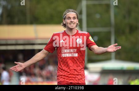 Ronan Darcy aus Crawley zeigt Frustration während des Spiels zwischen Crawley Town und Wrexham im Broadfield Stadium, Crawley, Großbritannien - 7. Oktober 2023 Stockfoto