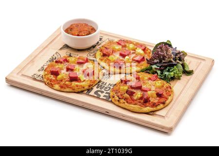 Kleine gemischte Pizza mit Peperoni, Wurst und Käse auf weißem Hintergrund Stockfoto