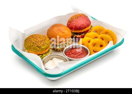 Drei Mini-Burger mit Huhn und Fleisch serviert mit pommes frites. Kindermenü Stockfoto