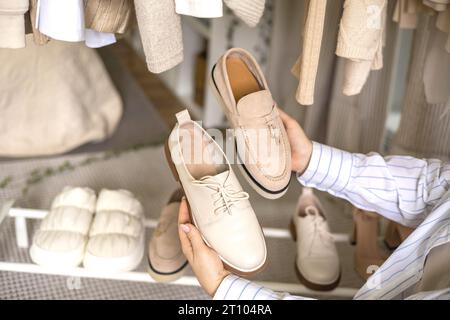 Moderne Frau, die Schuhe wählt, Regalgarderobe Kleiderschrank bequeme Aufbewahrung, die Sicht von oben organisiert Stockfoto