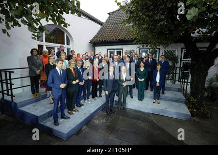 Zweiter Tag der Deutsch-Franzoesischen Kabinettsklausur in Hamburg alle Kabinettsmitglieder beider Laender beim Gruppenbild mit Bundeskanzler Olaf Scholz und dem franzoesischen Praesidenten Emmanuel Macron, Hamburg, 10.10.2023 Hamburg Hamburg Deutschland *** 2. Tag der deutsch-französischen Kabinettssitzung in Hamburg alle Kabinettsmitglieder beider Länder beim Gruppenbild mit Bundeskanzler Olaf Scholz und dem französischen Präsidenten Emmanuel Macron, Hamburg, 10 10 2023 Hamburg Deutschland Credit: Imago/Alamy Live News Stockfoto