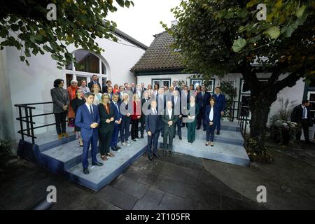 Zweiter Tag der Deutsch-Franzoesischen Kabinettsklausur in Hamburg alle Kabinettsmitglieder beider Laender beim Gruppenbild mit Bundeskanzler Olaf Scholz und dem franzoesischen Praesidenten Emmanuel Macron, Hamburg, 10.10.2023 Hamburg Hamburg Deutschland *** 2. Tag der deutsch-französischen Kabinettssitzung in Hamburg alle Kabinettsmitglieder beider Länder beim Gruppenbild mit Bundeskanzler Olaf Scholz und dem französischen Präsidenten Emmanuel Macron, Hamburg, 10 10 2023 Hamburg Deutschland Credit: Imago/Alamy Live News Stockfoto