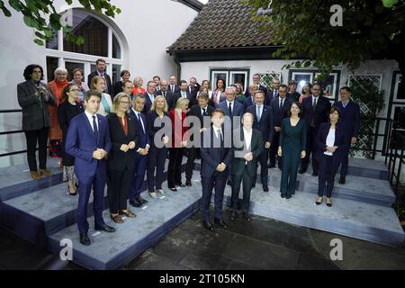 Zweiter Tag der Deutsch-Franzoesischen Kabinettsklausur in Hamburg alle Kabinettsmitglieder beider Laender beim Gruppenbild mit Bundeskanzler Olaf Scholz und dem franzoesischen Praesidenten Emmanuel Macron, Hamburg, 10.10.2023 Hamburg Hamburg Deutschland *** 2. Tag der deutsch-französischen Kabinettssitzung in Hamburg alle Kabinettsmitglieder beider Länder beim Gruppenbild mit Bundeskanzler Olaf Scholz und dem französischen Präsidenten Emmanuel Macron, Hamburg, 10 10 2023 Hamburg Deutschland Credit: Imago/Alamy Live News Stockfoto