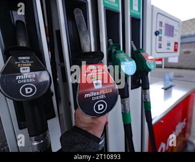 Aktenfoto vom 10/20 eines Mannes mit einer Dieselpumpe in Dublin. Der Haushalt der Regierung für 2024 soll von Michael McGrath und dem Minister für öffentliche Ausgaben Paschal Donohoe im Leinster House in Dublin enthüllt werden. Ausgabedatum: Dienstag, 10. Oktober 2023. Stockfoto