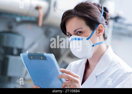 Weibliche Arbeitnehmerin in der chemischen Industrie Stockfoto