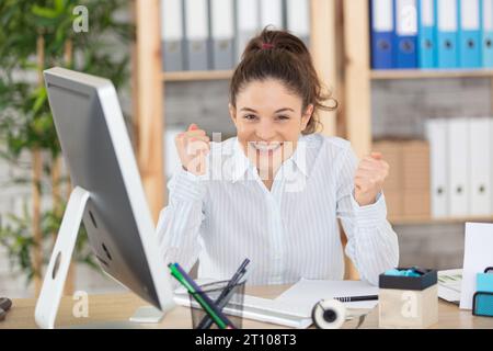 Glückliche Frau im Amt, die Ziele erreicht Stockfoto