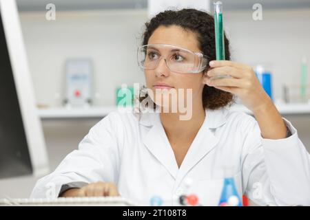 Wissenschaftler pipettieren Lösung in das Glasprüfrohr Stockfoto