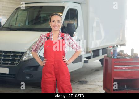 Porträt einer professionellen Mechanikerin in einer Garage Stockfoto