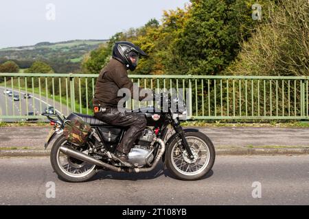 2020 Royal Enfield Interceptor Int 650 Parallel Twin AC 4T EU4 Black Motorrad Retro Roadster Benzinmotor 650 ccm; Überquerung der Autobahnbrücke im Großraum Manchester, Großbritannien Stockfoto