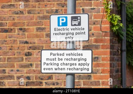 Schilder für Ladestationen für Elektrofahrzeuge auf einem Parkplatz Stockfoto